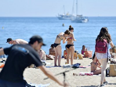 Des gens profitent de la plage le 15 mai 2017 à Cannes deux jours avant l'ouverture du festival - LOIC VENANCE [AFP/Archives]