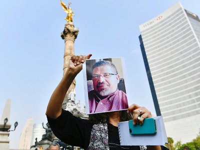 Un journaliste brandit le 16 mai 2017 un portrait de reporter mexicain Javier Valdez, abattu la veille par des hommes armés à Culiacan - YURI CORTEZ [AFP]