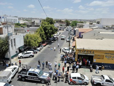 Le corps du journaliste Javier Valdez tué en plein jour lundi 15 mai 2017dans la ville de Culiacan (nord-ouest), gît sur la voie publique. - FERNANDO BRITO [AFP]