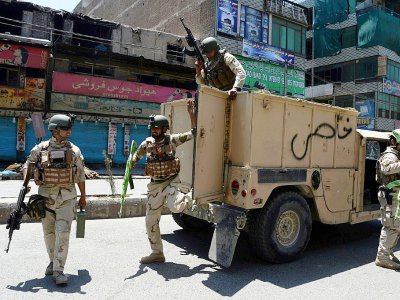 Des forces de sécurité afghanes prennent position après une attaque contre la télévision publique à Jalalabad, le 17 mai 2017 - NOORULLAH SHIRZADA [AFP]