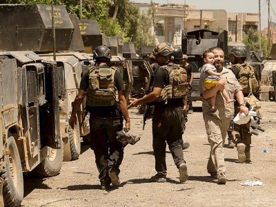 Des soldats des forces irakiennes prennent position dans un quartier de Mossoul-Ouest lors de leur offensive contre les jihadistes de l'EI, le 17 mai 2017 - FADEL SENNA [AFP]