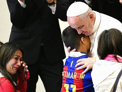 Le pape François étreint un jeune garçon lors d'une audience de personnes atteintes par la maladie de Huntington, au Vatican, le 18 mai 2017 - Vincenzo PINTO [AFP]