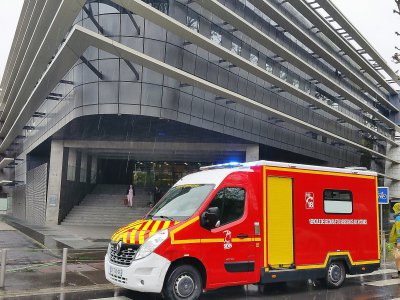 L'homme a rapidement été pris en charge par les pompiers qui ont procédé aux premiers soins directement devant le Palais de justice de Caen, place Gambetta - Maxence Gorréguès