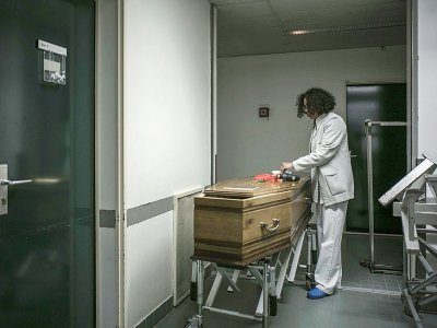 Une employée prépare un cercueil dans la chambre mortuaire de l'hôpital Bichat-Claude Bernard à Paris, le 11 mai 2017 - PHILIPPE LOPEZ [AFP]