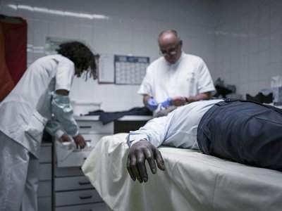 Des employés préparent un corps dans la chambre mortuaire de l'hôpital Bichat-Claude Bernard à Paris, le 11 mai 2017 - PHILIPPE LOPEZ [AFP]