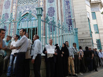 Des Iraniens attendent pour aller voter à la présidentielle, le 19 mai 2017 à Téhéran - Behrouz MEHRI [AFP]