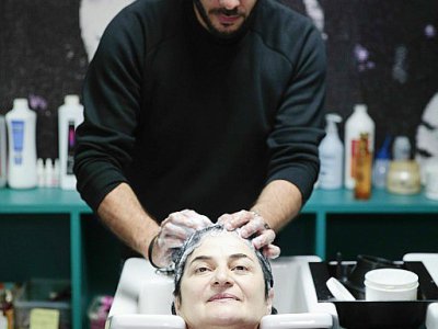 Une femme se fait couper les cheveux au salon Joséphine à Paris, le 18 mai 2017 - GEOFFROY VAN DER HASSELT [AFP]