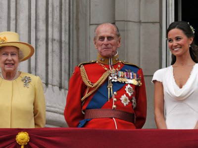 Pippa Middleton en compagnie de la reine Elizabeth II et de son époux le prince Philip au balcon de Buckingham Palace, le 29 avril 2011 à Londres - JOHN STILLWELL [POOL WPA/AFP/Archives]