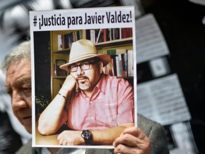 La photo du journaliste mexicain Javier Valdez, tué par balle à Culiacan, lors d'une manifestation à Mexico, le 16 mai 2017 - PEDRO PARDO [AFP]