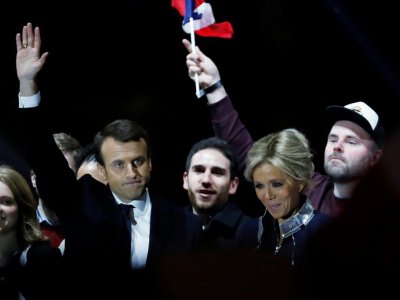 Des partisans barbus d'Emmanuel Macron lors de la célébration de sa victoire à la présidentielle au Louvre à Paris, le 7 mai 2017 - Patrick KOVARIK [AFP/Archives]