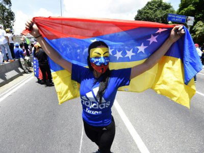 Manifestation contre le président Nicolas Maduro, sur une autoroute à l'est de Caracas, le 20 mai 2017 - JUAN BARRETO [AFP]