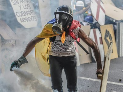 Affrontements entre les manifestants et la police anti-émeute, lors d'un rassemblement contre le gouvernement du président Nicolas Maduro, à Caracas le 18 mai 2017 - JUAN BARRETO [AFP]