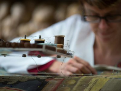 "Quelqu'un de nerveux, qui s'excite, n'y arriverait jamais", estime la cheffe d'atelier de restauration des tapisseries anciennes à Malines, en Belgique - JOHN THYS [AFP]