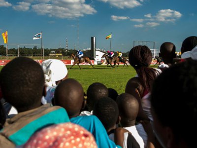 Des spectateurs pendant la 55e course hippique de la Castle Tankard, à Harare, au Zimbabwe, le 6 mai 2017 - Jekesai NJIKIZANA [AFP]