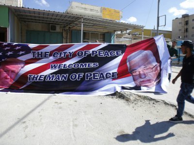 Une affiche à Bethléem le 21 mai 2017 avant l'arrivée de Donald Trump - Musa AL SHAER [AFP]