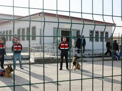 Devant la prison de Sincan près d'Ankara, le 28 février 2017 où étaient jugés des putschistes turcs présumés - Adem ALTAN [AFP/Archives]