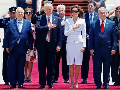 Le président américain Donald Trump (centre gauche) et son épouse Melania (centre droit) aux côtés du Premier ministre israélien Benjamin Netanyahu (D) et du président israélien Reuven Rivlin (G) à Tel Aviv, en Israël, le 22 mai 2017 - Jack GUEZ [AFP]