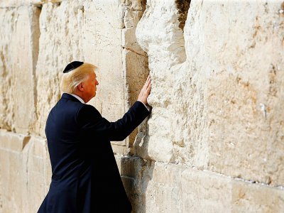 Le président américain Donald Trump devant le mer des Lamentations à Jérusalem, le 22 mai 2017 - RONEN ZVULUN [POOL/AFP]