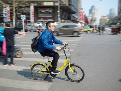Un homme sur un vélo en libre-service le 28 mars 2017 - Nicolas ASFOURI [AFP]