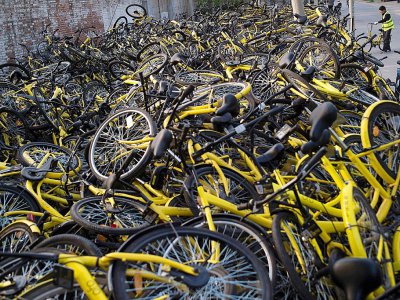 Un tas de vélos partagés dans un centre de répération à Pékin le 6 avril 2017 - Nicolas ASFOURI [AFP]