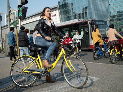 Des cyclistes à Pékin le 28 mars 2017 - Nicolas ASFOURI [AFP]