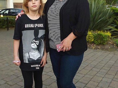 Une fillette qui avait assisté au concert d'Ariana Grande et sa mère à Manchester, le 23 mai 2017 - PAUL ELLIS [AFP]