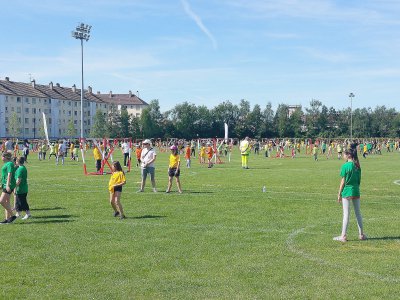 1700 écoliers se sont initiés au handball à Alençon (Orne). - Eric Mas