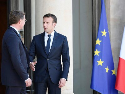 Emmanuel Macron serrant la main du président de la CPME François Asselin, après une réunion à l'Elysée, le 23 mai 2017 - STEPHANE DE SAKUTIN [AFP]