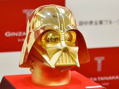 Un casque de Dark Vador ("Darth Vader" en vo) en or pur, dans un magasin du joailler Tanaka Kikinzoku, à Tokyo, le 25 avril 2017 - Kazuhiro NOGI [AFP/Archives]