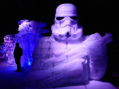 Une sculpture de glace représentant un stromtrooper, lors d'un festival de sculpture sur glace dédié à la saga, le 16 décembre 2015 à Liège, en Belgique - JOHN THYS [AFP/Archives]