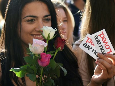 Fleurs et sourire à l'Albert Square de Manchester en solidarité aux victimes de l'attentat lors du concert d'Ariana Grande à la Manchester Arena, le 23 mai 2017 - Oli SCARFF [AFP]