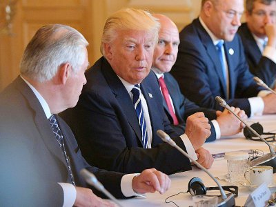 Le président américain Donald Trump (C) et le secrétaire d'Etat Rex Tillerson (G) lors d'une réunion officielle le 24 mai 2017 à Bruxelles - MANDEL NGAN [AFP]