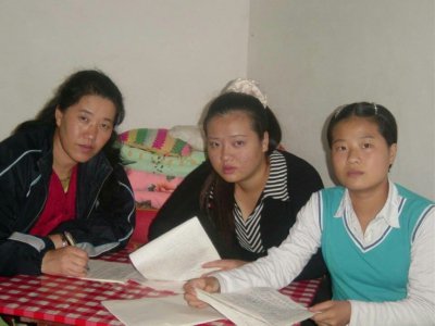 Une photo prise en 2004 ou 2005, fournie par la famille de Grace Jo, ici à droite de l'image, aux côtés de sa mère (g) et de sa grande soeur (c), à Shenyang, en Chine - HO [FAMILY HANDOUT/AFP/Archives]