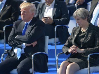 Le président américain Donald Trump (g) assis au côté de la Première ministre britannique Theresa May, à Bruxelles, le 25 mai 2017 - Mandel NGAN [AFP]