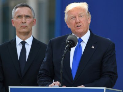 Le président américain Donald Trump (d), prononçant un discours sur l'Otan au côté de son Secrétaire général Jens Stoltenberg, à Bruxelles, le 25 mai 2017 - Emmanuel DUNAND [AFP]