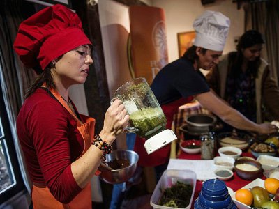 La chef chilienne Natalia Revelant, spécialisée en gastronomie végétarienne, agrémente ses plats à l'aide d'un ingrédient secret, le cannabis, le 24 mai 2017 à Santiago - Martin BERNETTI [AFP]