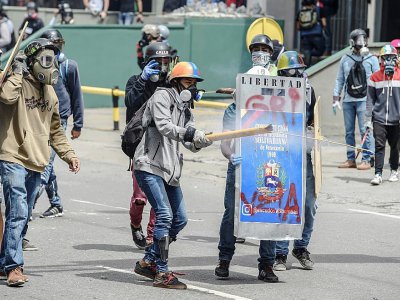 Des manifestants de l'opposition lors de heurts avec la police, le 24 mai 2017 à Caracas, au Venezuela - JUAN BARRETO [AFP]