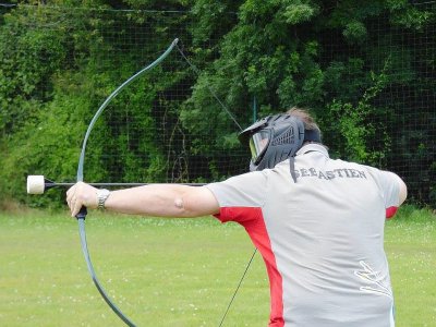 Exemple de positionnement de l'arc lors d'une partie d'archery Tag. - Philippe Levadé du Tag Archery France