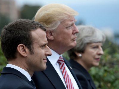 (G à D) Le président français Emmanuel Macron, américain Donald Trump et la Première ministre britannique Theresa May lors du sommet du G7 à Taormine (Italie) le 27 mai 2017 - STEPHANE DE SAKUTIN [POOL/AFP]