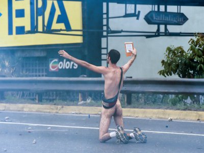 Un opposant nu, bible à la main, manifeste à Caracas, le 20 avril 2017 au Venezuela - JUAN BARRETO [AFP/Archives]