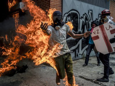 L'opposant Victor Salazar, en feu, lors d'une manifestation à Caracas, le 3 mai 2017 au Venezuela - JUAN BARRETO [AFP/Archives]
