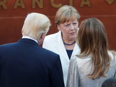 La chancellière allemande Angela Merkel discute avec le président américain Donald Trump et son épouse Melania, le 26 mai 2017 dans le théâtre antique de Taormina, en Sicille - PHILIPPE WOJAZER [POOL/AFP]