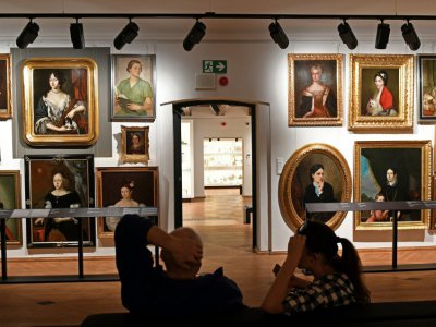 Exposition de portraits au Musée de Varsovie, avant sa réouverture après quatre ans de travaux, le 26 mai 2017 à Varsovie - JANEK SKARZYNSKI [AFP]