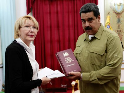 Luisa Ortega, procureure générale, et le président vénézuélien Nicolas Maduro, lors d'une rencontre au palais présidentiel, le 1er avril 2017 à Caracas - [Présidence vénézuélienne/AFP/Archives]