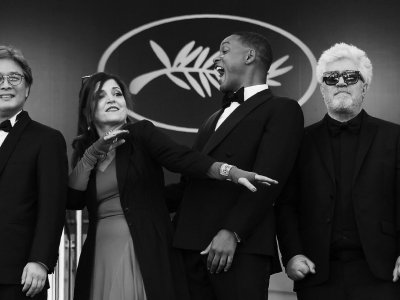 Le président du jury cannois Pedro Almodovar (d) avec trois de ses membres, l'actrice Agnès Jaoui, le réalisateur Park Chan-wook (g) et l'acteur Will Smith, le 17 mai 2017 à Cannes - Anne-Christine POUJOULAT [AFP]