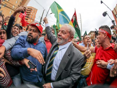 L'ancien président brésilien (2003-2010) Luiz Inacio Lula da Silva Lula arrive parmi ses partisans au palais de justice de Curitiba pour une audition par le juge Sergio Moro, le 10 mai 2017 - RICARDO STUCKERT [Instituto LULA/AFP/Archives]