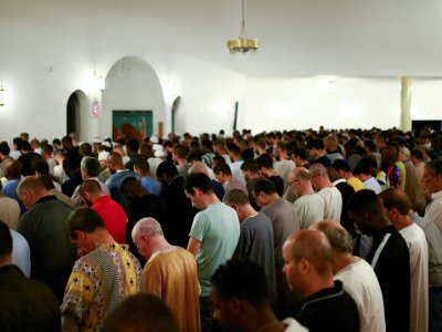 Des musulmans prient dans la Grande mosquée de Saint-Denis, près de Paris, le 27 mai 2017, premier jour du mois sacré du ramadan - Benjamin CREMEL [AFP]
