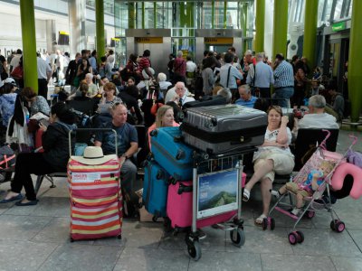 Des passagers attendent à l'aéroport de Heathrow, le 27 mai 2017, après l'annulation par British Airways de tous ses vols au départ de Londres en raison d'une panne informatique - Daniel Leal-Olivas [AFP]