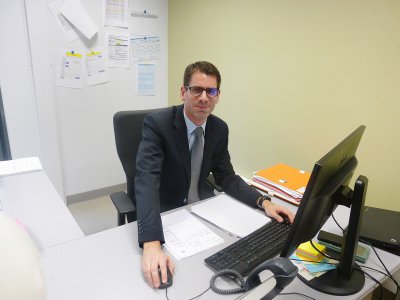 Yoann Blais, directeur adjoint du CHU de Caen en charge de la facturation et de la patientèle, gère l'aspect dématérialisation des papiers administratifs. - Margaux Rousset