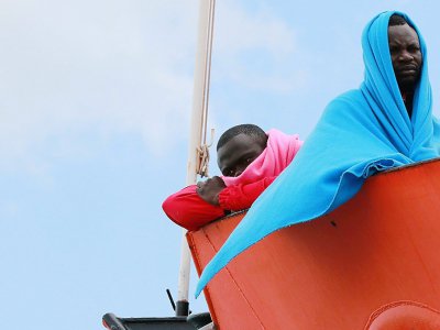 Des migrants sur le bateau Aquarius de Médecins sans frontières (MSF) et S.O.S. Méditerranée attendent de débarquer au Port de Salerne le 26 mai 2017 - CARLO HERMANN [AFP/Archives]
